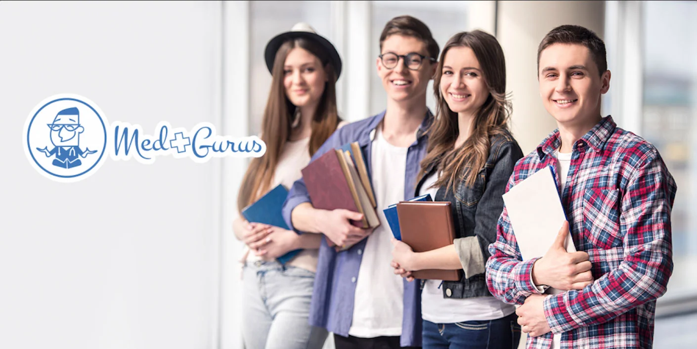 Vier lächelnde Studenten mit Büchern, MedGurus Logo im Hintergrund