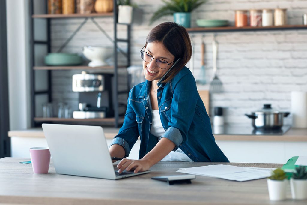 Frau verwaltet ihre Kunden per CRM mit easybill online