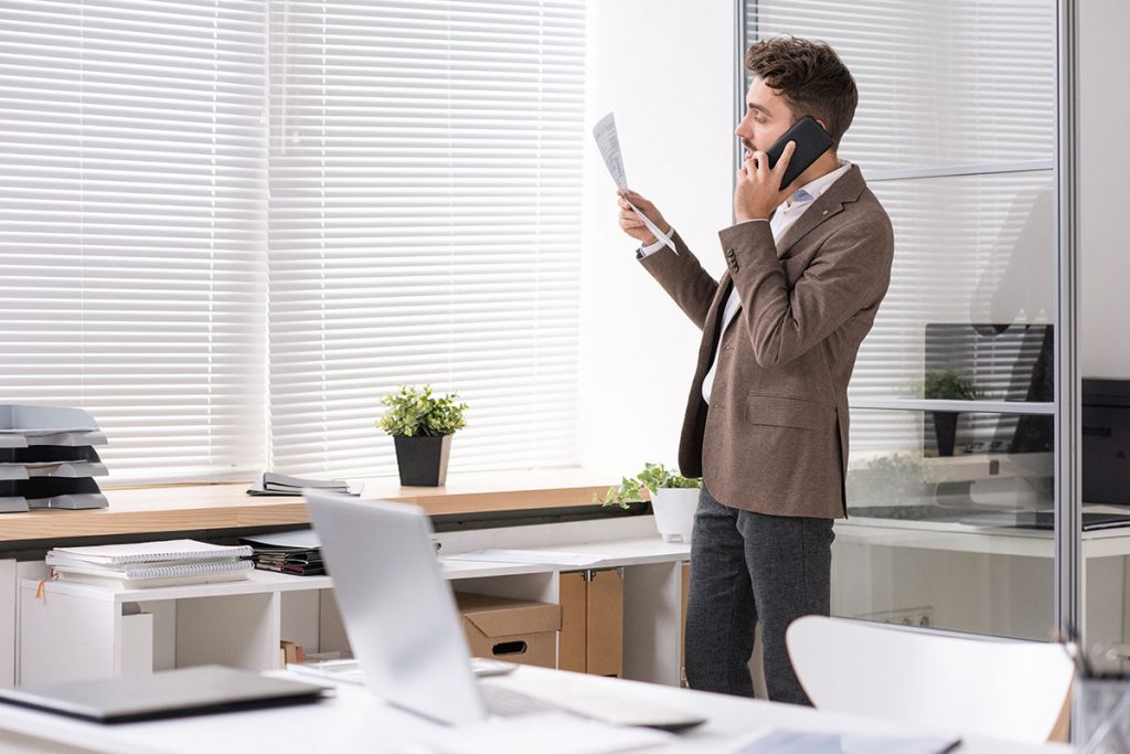 Steuerberater telefoniert und liest eine Rechnung von easybill