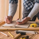 Handwerker nutzt easybill auf seinem Handy