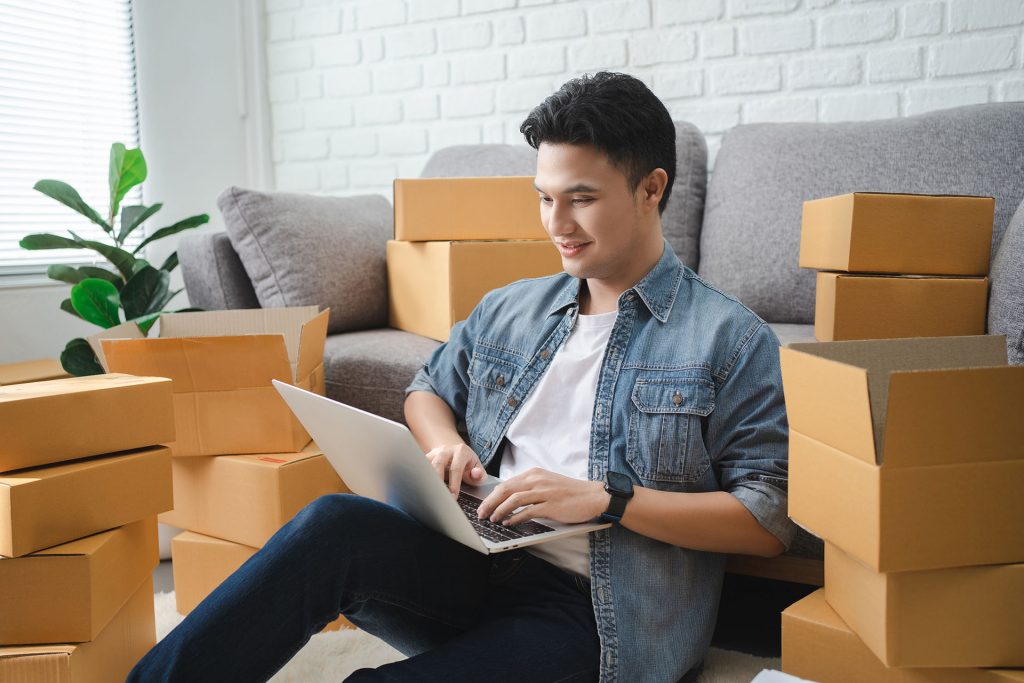 Proforma-Rechnung am Laptop schreiben