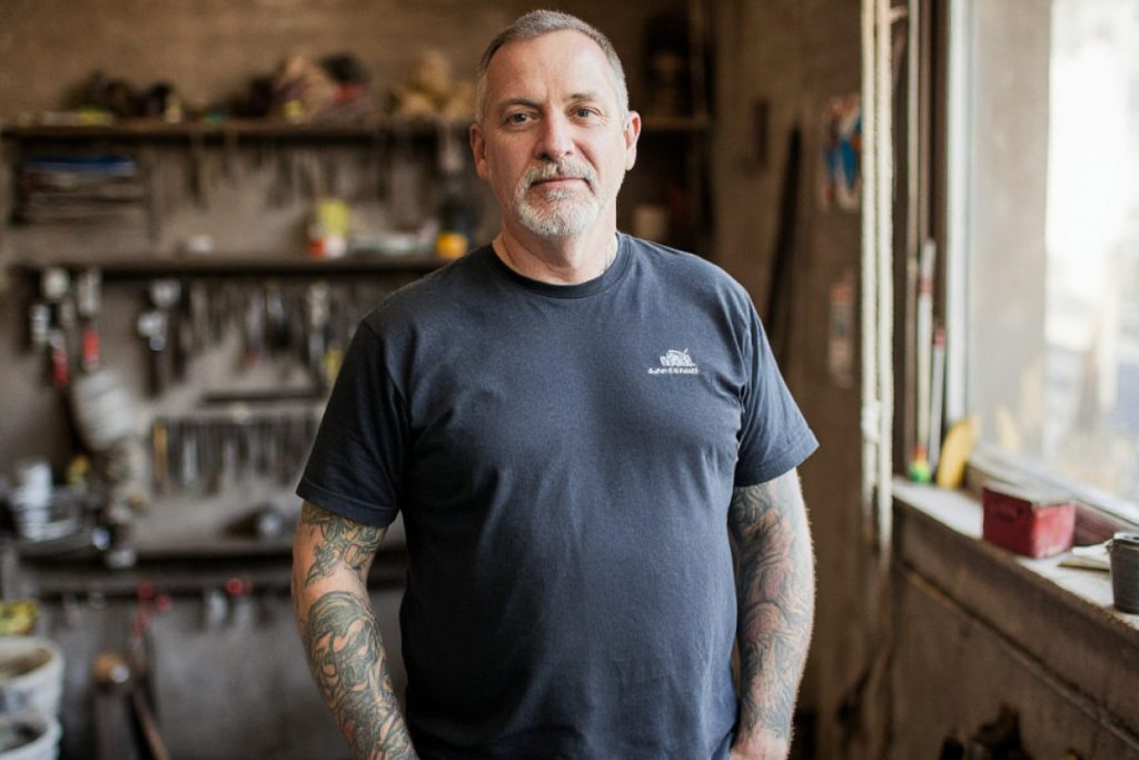 Frau erstellt online Angebote mit easybill