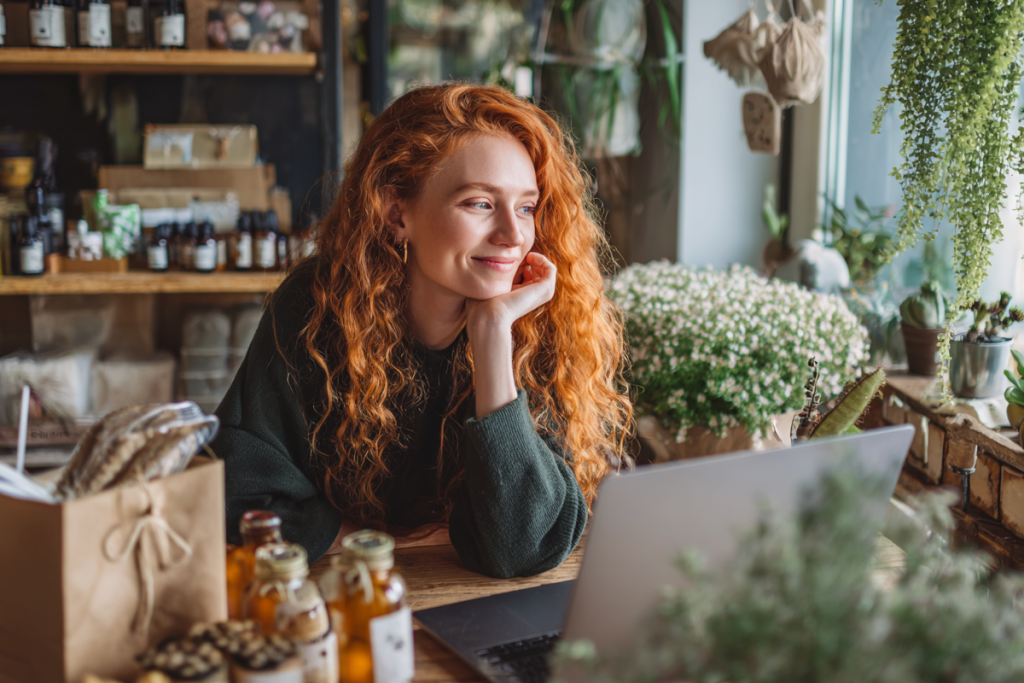 Shop Betreiberin arbeitet an einem Tablet
