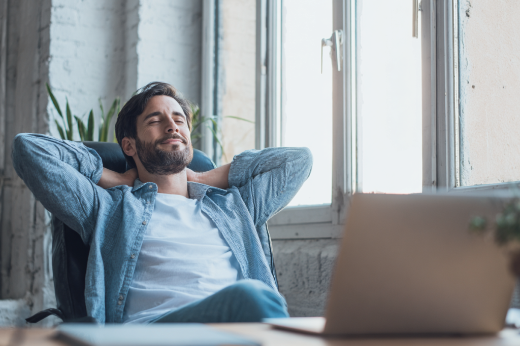 Junge Frau am Laptop versendet Mahnungen