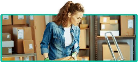 Eine Mitarbeiterin im Lager bearbeitet Pakete für den Versand, symbolisch für die Logistik im E-Commerce.
