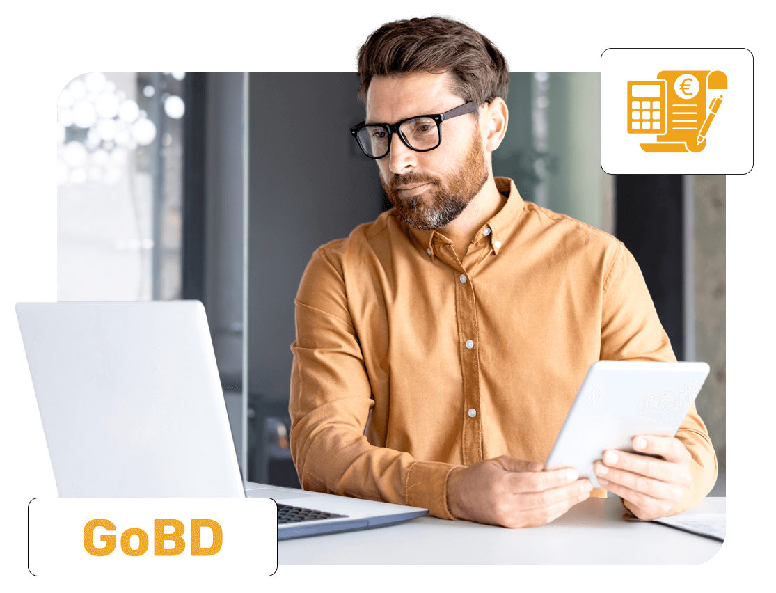 Mann mit Brille konzentriert sich auf ein Tablet und ein Laptop, während er an GoBD-Buchhaltungsaufgaben arbeitet, mit dem Schlagwort 'GoBD' deutlich sichtbar und einem Symbol für Buchhaltungsdokumente im Hintergrund