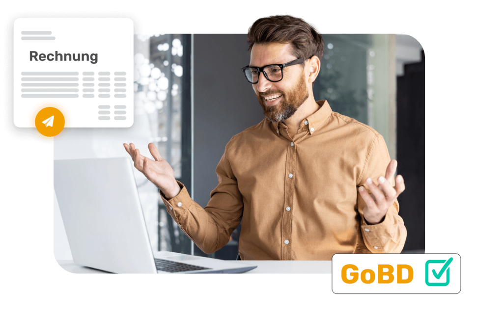 Ein fröhlicher Geschäftsmann zeigt auf einen virtuellen Bildschirm mit einer grafisch dargestellten Rechnung, daneben das GoBD-Prüfzeichen als Bestätigung der Einhaltung von GoBD-Richtlinien für ordnungsmäßige Buchführung und Dokumentenverwaltung.