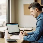 Steuerberater im Gespräch mit einer Kundin über E-Rechnung