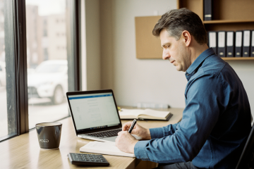 Steuerberater im Gespräch mit einer Kundin über E-Rechnung