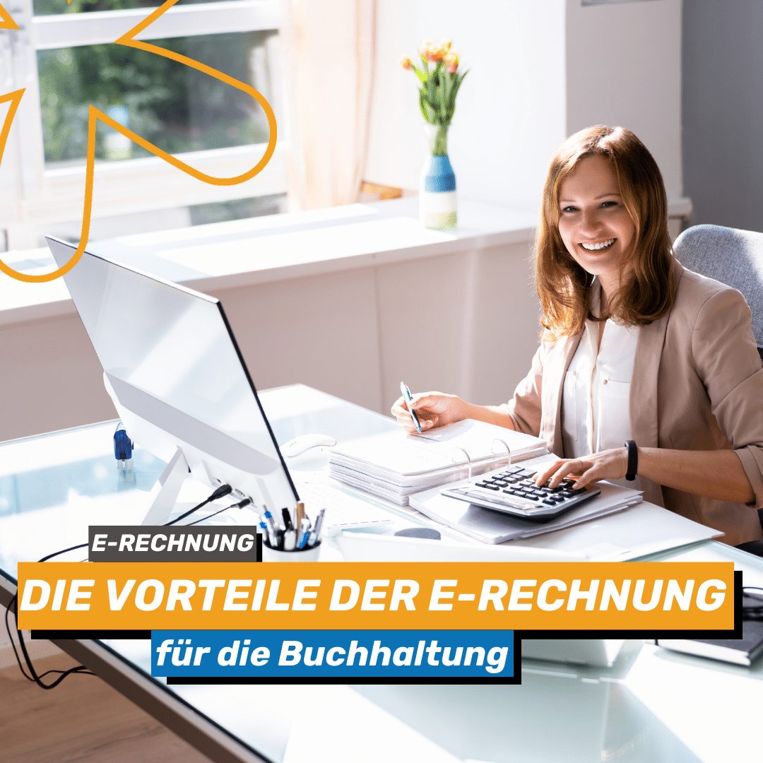 Frau sitzt lächeelnd an Ihrem PC-Arbeitsplatz