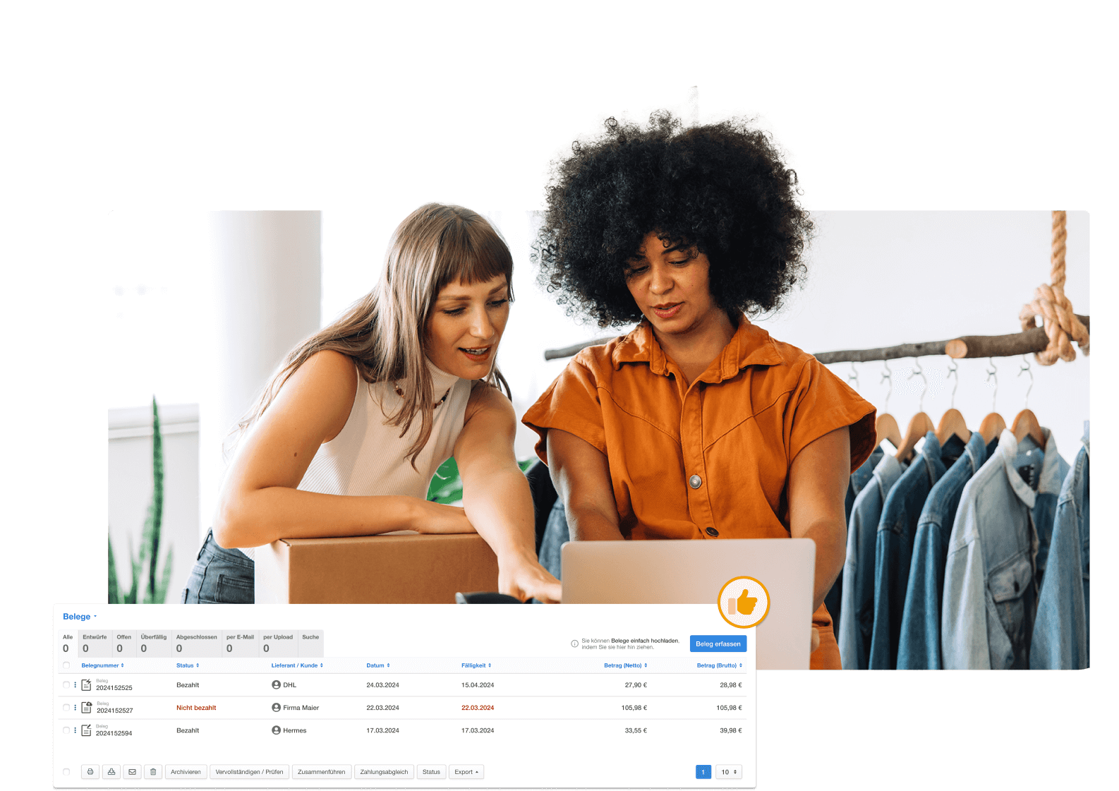 Zwei Frauen schauen gemeinsam auf einen Laptopbildschirm, umgeben von Kleidung. Unten im Bild ist eine Benutzeroberfläche zur Belegverwaltung in easybill zu sehen, die verschiedene Beleginformationen und Status anzeigt.