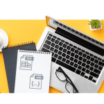 Ein Schreibtisch mit einem Laptop, einer Kaffeetasse und Notizblöcken. Auf einem Notizblock sind Symbole für PDF- und XML-Rechnungen abgebildet, die unterschiedliche Rechnungsformate darstellen.