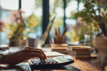 Taschenrechner und Rechnungen mit Euro-Banknoten zur Berechnung der Mehrwertsteuer