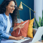 Frau verwendet Laptop zur digitalen Belegerfassung