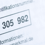 Nahaufnahme einer persönlichen Identifikationsnummer auf einem Dokument. Die Nummer ist deutlich hervorgehoben und zeigt einen Ausschnitt eines typischen offiziellen Dokuments mit einer Identifikationsnummer.