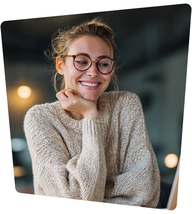 Junge Frau verpackt Paket