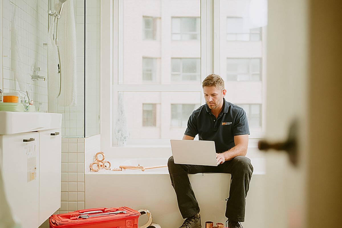 Handwerker im Badezimmer