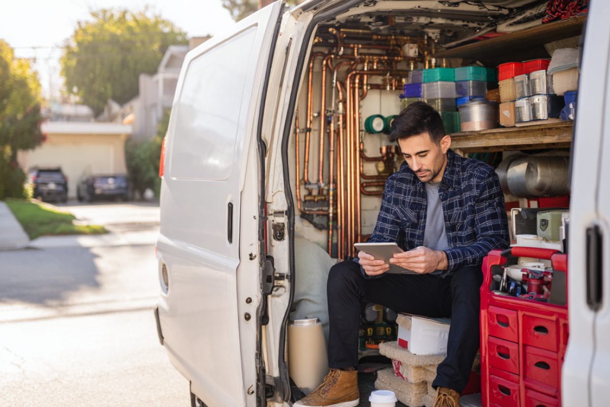 Handwerker im Fahrzeug